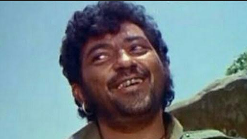 কিছু দিন বিরতির পরে আবার শ্যুটিং শুরু হল। এ বার আমজাদের পারফরম্যান্স ভাল হল। কিন্তু আমজাদ খানের কণ্ঠস্বর নিয়ে সমস্যা দেখা দিল। বলাবলি হল, তাঁর কণ্ঠ শুনে আদৌ মনে হচ্ছে না কোনও খলনায়ক কথা বলছেন! ছবির ফার্স্ট স্ক্রিনিংয়েও রমেশ সিপ্পি তাঁর ঘনিষ্ঠ মহল থেকে ভাল ফিডব্যাক পেলেন না।