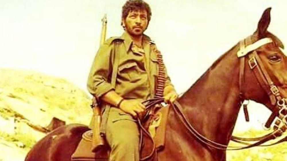 সমালোচক মহলে ‘শোলে’ নিয়ে প্রাথমিক প্রক্রিয়া ভাল ছিল না। সেলিম-জাভেদের মনে হয়েছিল, হয়তো পর্দায় গব্বর সিংহের কণ্ঠস্বর দর্শকদের ভাল লাগবে না। তাঁরা নাকি গব্বরের সংলাপ ডাবিং করানোর কথাও ভেবেছিলেন। কিন্তু রমেশ সিপ্পি সেই প্রস্তাব বাতিল করে দেন।