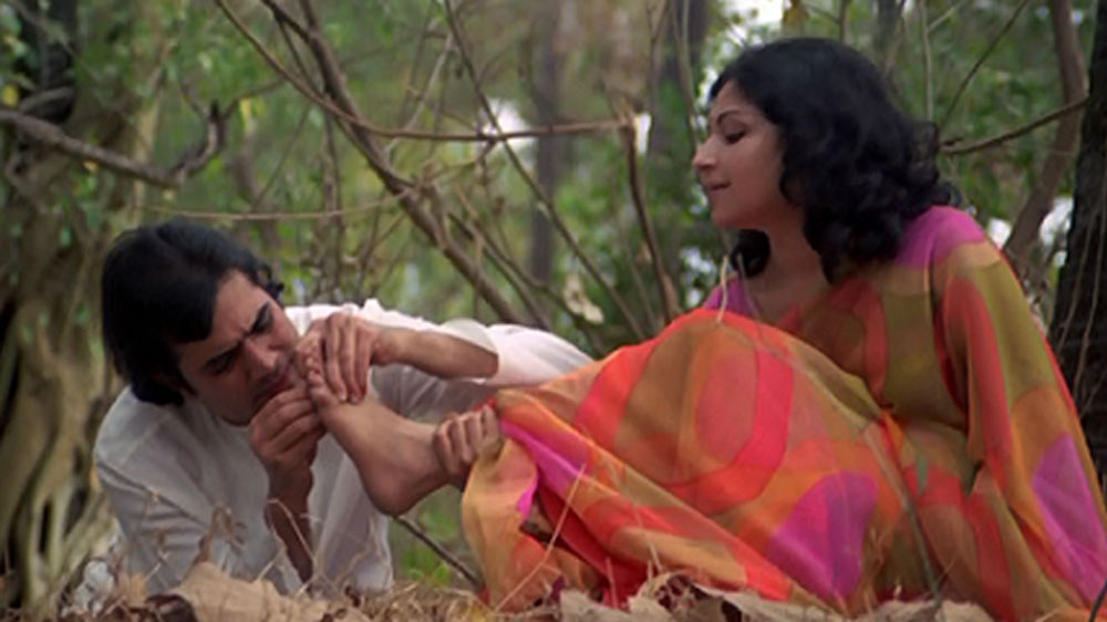 রাজেশের প্রেমে পাগল হয়েছিলেন মহিলা ভক্তেরা। তাঁকে এক ঝলক দেখার জন্য গাড়ির সামনে লাইন পড়ে যেত মহিলাদের। অনেকেই নাকি তাঁর ছবির সঙ্গে বিয়েও করে নিযেছিলেন।