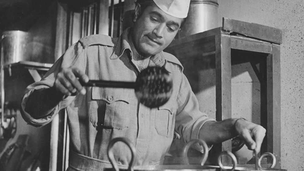 শর্মিলা রোজ সকাল ৯টায় সেটে চলে যেতেন। তাঁর উদ্দেশ্যই ছিল শ্যুটিং শেষ করে রাত ৮টার মধ্যে বাড়ি চলে আসা।