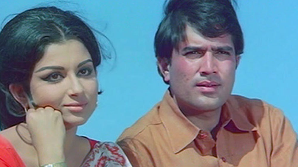 সেখানে রোজই রাজেশ অন্তত ৩ ঘণ্টা দেরিতে সেটে পৌঁছতেন। আরাধনার পর যতগুলো ফিল্মে শর্মিলা তাঁর সঙ্গে কাজ করেছিলেন সবেতেই তাঁকে এই সমস্যার সম্মুখীন হতে হয়েছিল।