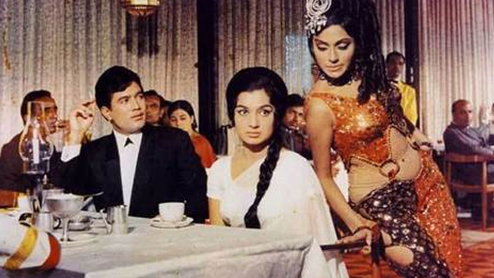 বিষয়টি নিয়ে সেটের সকলেই বিরক্ত ছিলেন। কিন্তু রাজেশের মতো সুপারস্টারকে সময়ানুবর্তিতার পাঠ নেওয়ার সাহস কারও ছিল না।