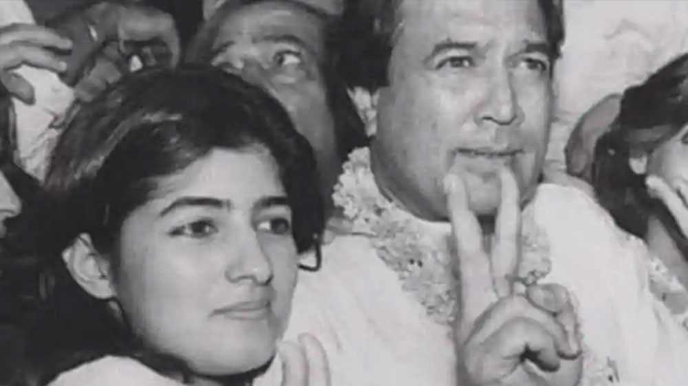 রাজেশের কেরিয়ার মুখ থুবড়ে পড়েছিল। খারাপ সময়ে তাঁর পাশে থাকেনি তাঁর পরিচালক বন্ধুরাও।