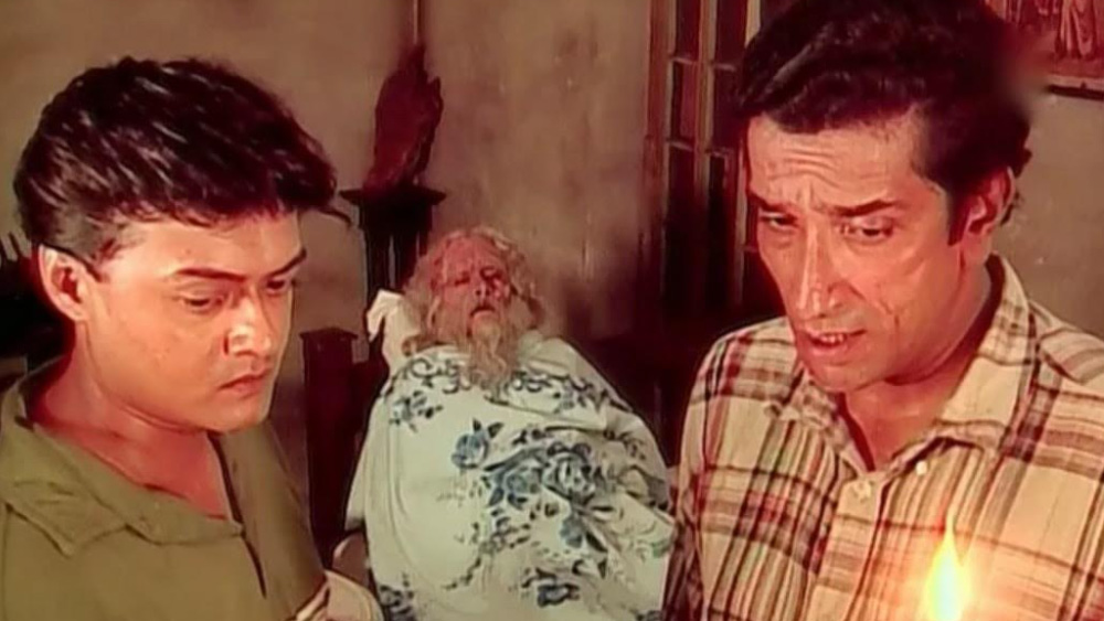 ‘বাক্স রহস্য’, ‘গোঁসাইপুর সরগরম’, ‘ঘুরঘুটিয়ার ঘটনা’-সহ বেশ কিছু রহস্য সমাধান করেছেন ফেলুদার সঙ্গে। কিন্তু তিনি নিজে আজকের দিনে কী করে মোবাইলবিহীন জীবন কাটান, সেই রহস্যের সমাধান কোন গোয়েন্দা করবে? হেসে জানালেন, ইদানীং সম্পূর্ণ মোবাইলবিহীন নন। তবে আংশিক। এখন কলকাতার বাইরে গেলে পর্দার বাইরেও বব বিশ্বাস ব্যবহার করেন মোবাইল। তবে শহরের মধ্যে থাকলে মোবাইল পড়ে থাকে বাড়িতেই। অসুবিধে হয় না? ‘‘অসুবিধে হবে কেন? এত দিন যে ভাবে চলে এসেছে, সে ভাবেই চলছে। কোথায় যাচ্ছি, বাড়িতে নাম্বার দেওয়া থাকে তো।’’