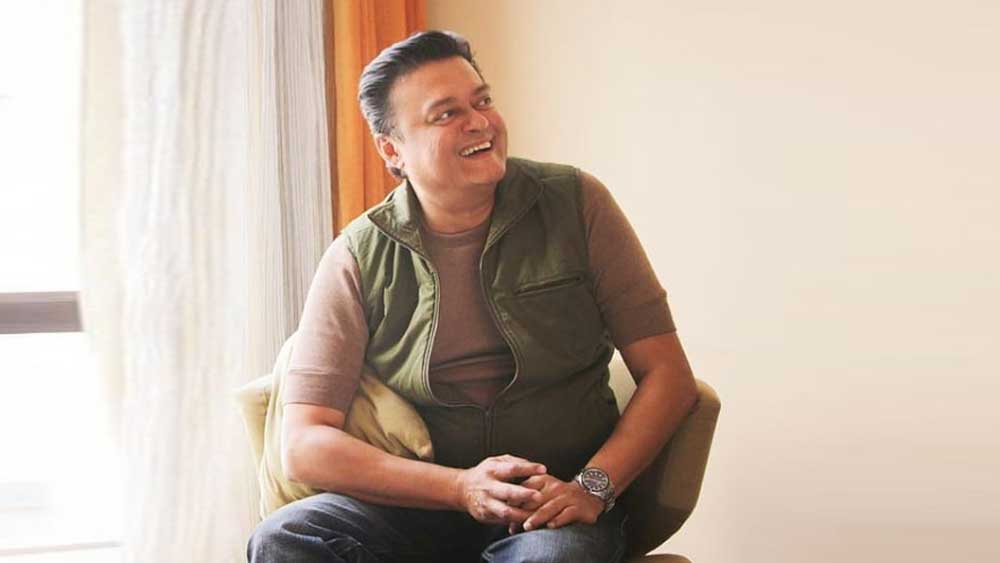 আর, উল্টো দিকে যিনি ছিলেন, তাঁর কেমন লেগেছিল? প্রথম আলাপে মোটেও ভাল লাগেনি। স্পষ্ট জানালেন মহুয়া। দু’জনের দাম্পত্য পা দিয়েছে একুশে। এখনও ফিকে হয়নি প্রথম আলাপের স্মৃতি। মহুয়া জানালেন, তিনি বরাবরই মোটাসোটা। তাই নিয়ে শাশ্বত রসিকতা করতেও ছাড়তেন না। কিন্তু ফোন নাম্বার দিয়ে দিয়েছিলেন। তার পর কফি শপ, নাটক পেরিয়ে একদিন সম্পর্ক পৌঁছেই গেল ছাদনাতলায়।