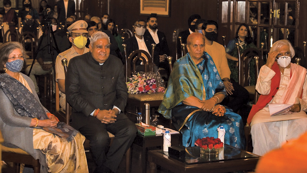 রাজভবন। সেখানেই নক্ষত্রদের যাতায়াত। জমজমাট বটে, কিন্তু শান্ত ও স্নিগ্ধ পরিবেশ। তারাদের ভিড় না বলে সমাবেশ বললেই ভাল। করোনা সংক্রমণের কারণে কম সংখ্যক অতিথিদের নিয়েই হল আনন্দবাজার ডিজিটালের ‘বছরের বেস্ট’ অনুষ্ঠান।