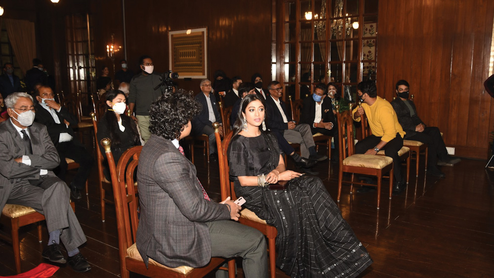 শুক্রবার সন্ধ্যায় রাজভবনের গাড়িবারান্দায় এসে পৌঁছল একের পর এক বড় গাড়ি। কোনওটা থেকে নামলেন প্রসেনজিৎ চট্টোপাধ্যায়, কোনওটা থেকে পাওলি দাম ও তাঁর স্বামী অর্জুন দেব। কোনওটায় আবার সুপারস্টার দেব, কোনওটায় আবার সুমন মুখোপাধ্যায়, শ্রীলেখা মিত্র, শিবপ্রসাদ মুখোপাধ্যায়।