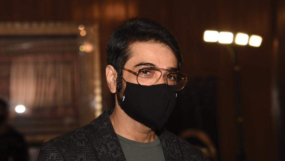 অনুষ্ঠানে মুখোমুখি হলেন ইন্ডাস্ট্রির কনিষ্ঠতম থেকে জ্যেষ্ঠতম তারকা। ‘রাণীমা’কে উপদেশ দিলেন প্রসেনজিৎ। তাঁদের হাসি ঠাট্টায় যোগ দিলেন অতিথিরাও।