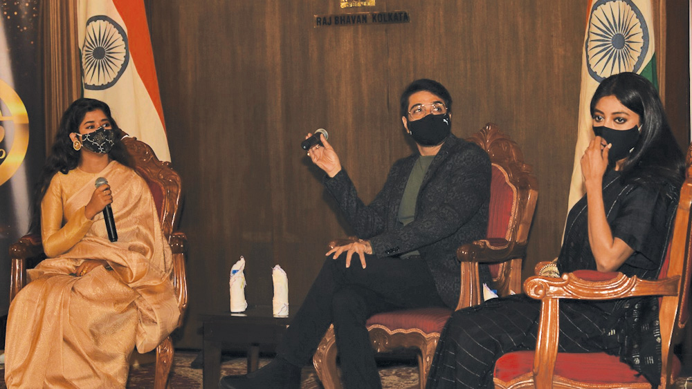 মঞ্চে পাওলি দামের সঙ্গে ‘কলঙ্কিনী রাধা’ গানে গলা মেলালেন দিতিপ্রিয়াও। পাওলি ও প্রসেনজিতের সব প্রশ্নের উত্তর দিলেন সকলের আদরের ‘রাণীমা’।