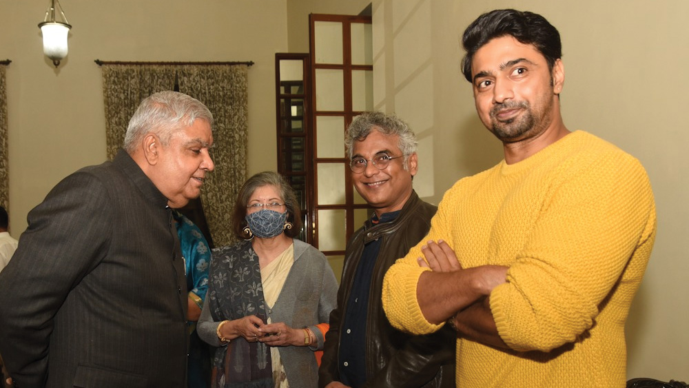 মঞ্চে ডাকা হল রাজ্যপাল এবং সাংসদ-অভিনেতা দেবকে। জানা গেল, একে অপরের সঙ্গে অনেক আগে থেকেই সেলুলয়েড সূত্রে মিলেছেন তাঁরা। দেবের ‘পাসওয়ার্ড’ ছবিটি দেখে অভিনেতার ‘ফ্যান’ হয়ে গিয়েছিলেন রাজ্যপাল। অনুষ্ঠানের পর আড্ডায় মাতলেন তাঁরা। সঙ্গে নাট্যব্যক্তিত্ব সুমন মুখোপাধ্যায়।