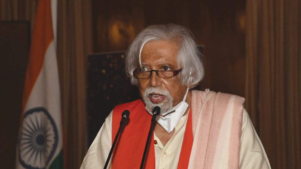 মঞ্চে স্বাগত ভাষণে ‘আনন্দবাজার গ্রুপ অব পাবলিকেশনস’-এর এডিটর এমিরেটাস এবং ভাইস চেয়ারম্যান অভীক সরকার। সকল অতিথিকে ধন্যবাদ জানান আমন্ত্রণ রক্ষার জন্য। পুরস্কার বাছাইয়ের মাপকাঠির কথাও জানালেন উপস্থিত অতিথিদের।