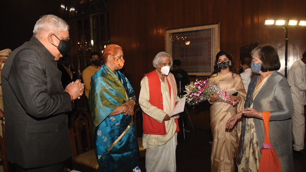 রাজ্যপাল জগদীপ ধনখড় ও তাঁর স্ত্রী সুদেশ ধনখড়ের সঙ্গে আলাপচারিতায় অভীক সরকার, তাঁর স্ত্রী রাখি সরকার।