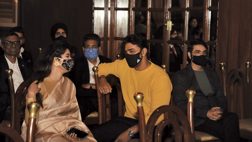 চলল ‘মিট অ্যান্ড গ্রিট’। আড্ডায় মাতলেন সকলে। আমন্ত্রিতদের মধ্যে উপস্থিত ছিলেন ছবি ও টেলিভিশনের জগতের তারকা থেকে তাবড় ব্যবসায়ীরাও।