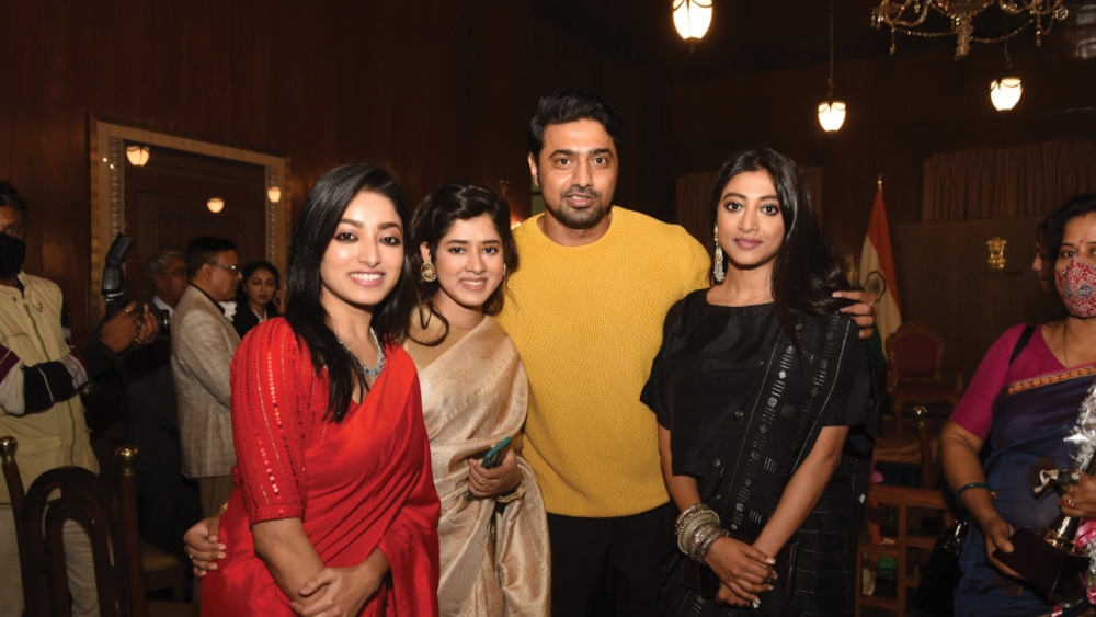 তার পরে চলল ছবির তোলার ধুম। অনেক দিন বাদে সকলের সঙ্গে সকলের দেখা। ডক্যুমেন্টেশন প্রয়োজন বলে কথা। লাল শাড়িতে ইশা সাহা, সোনালি শাড়িতে দিতিপ্রিয়া, হলুদ টি-শার্টে দেব ও কালো শাড়িতে পাওলি পোজ দিলেন ছবির জন্য।