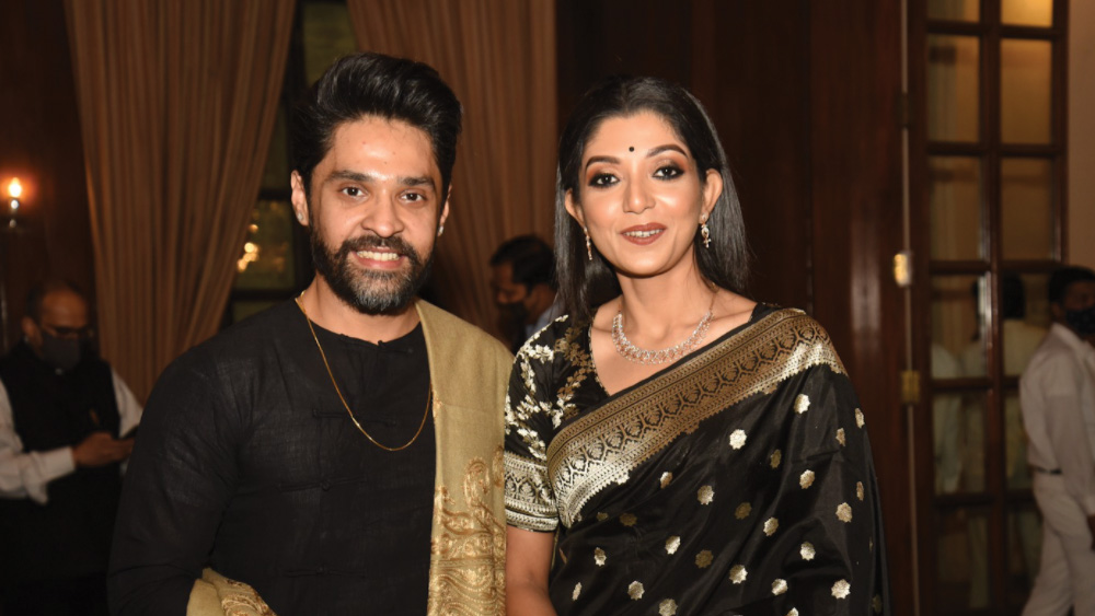 নব দম্পতি গৌরব চট্টোপাধ্যায় ও দেবলীনা কুমার বাড়িতে ভাইয়ের বিয়ে ছেড়ে কালো বেনারসি ও কালো কুর্তা পরে হাজির হয়েছিলেন আদরের ‘দিতি’-র জন্য।