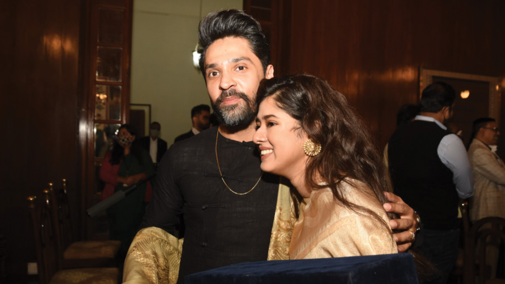 তাঁর ‘গোগো’ (গৌরব চট্টোপাধ্যায়) যে তাঁর জন্য সময় বের করে রাজভবনে এসেছেন, তাতে বড্ড খুশি রানি রাসমণি। ছবিতেই তা স্পষ্ট।