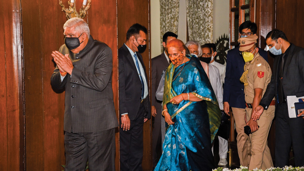 রাজভবনের দরজা খুলে দিয়ে সকলকে আপ্যায়ন করতে ভুললেন না জগদীপ ধনখড়।