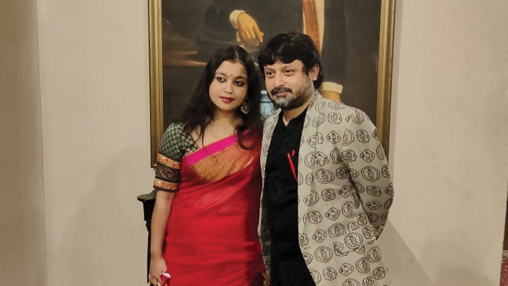 স্ত্রী জিনিয়া সেনকে নিয়ে এসেছিলেন পরিচালক শিবপ্রসাদ মুখোপাধ্যায়। রাজভবনের ভিতরে ছবি তুললেন দুই লাভ-বার্ডস।