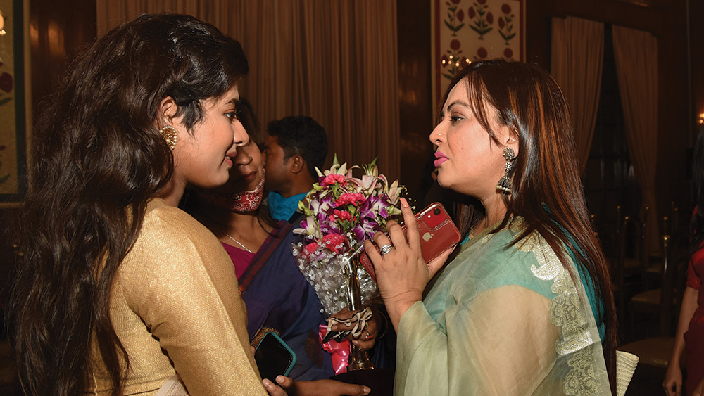 লেডি অব দ্য ডে-র সঙ্গে কথাবার্তায় ব্যস্ত অভিনেত্রী শ্রীলেখা মিত্র। মাঝে দাঁড়িয়ে দিতিপ্রিয়ার মা।