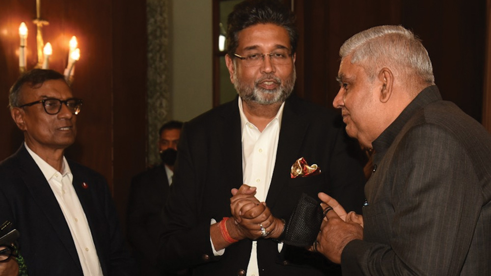 অনুষ্ঠানে উপস্থিত ছিলেন শিল্পপতি হর্ষবর্ধন নেওটিয়া ও চন্দ্রশেখর ঘোষ।