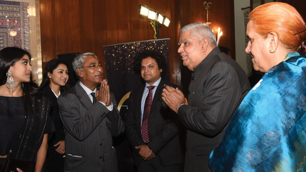 পাওলি দাম, সত্যব্রত দে এবং তাঁর কন্যা রচিতা দে-র সঙ্গে আলাপ করলেন সস্ত্রিক জগদীপ ধনখড়।