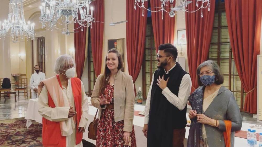 রাখি সরকার ও অভীক সরকারের সঙ্গে কথা বলছেন মেঘদূত রায়চৌধুরী ও পলিন।