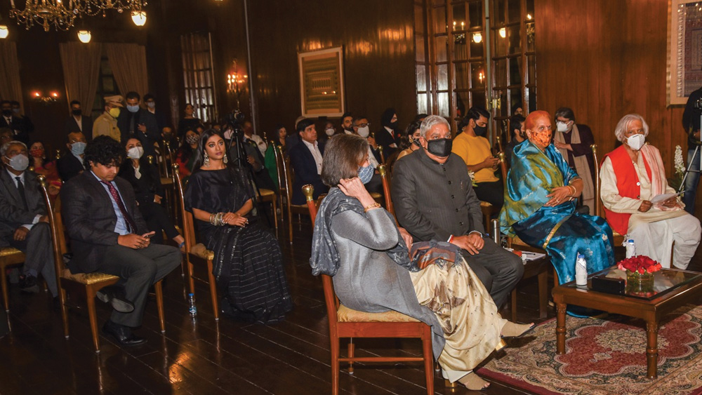 করোনা সংক্রমণকে মাথায় রেখে সমস্ত আয়োজন করা হয়েছিল। শিল্পপতি থেকে শুরু করে টলিউডের তারকার সমাবেশে সকলের আদরের দিতিপ্রিয়াকে আশীর্বাদ করলেন বয়োজ্যেষ্ঠরা।