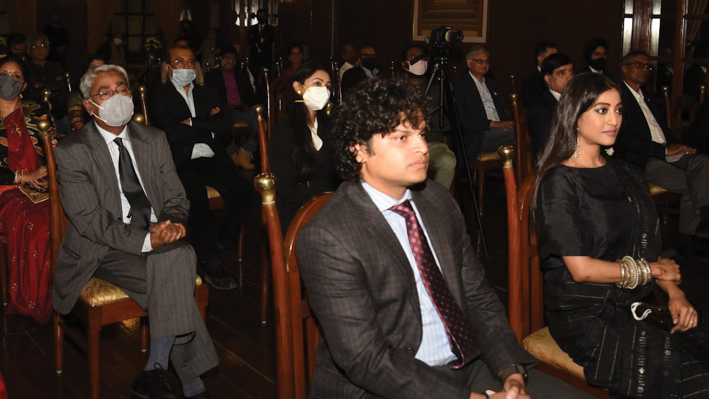 এক ঘণ্টার এই অনুষ্ঠানের শেষে চা-জলখাবারের ব্যবস্থা করা হয়েছিল। ৭-৮ রকমের আইটেম সহ গরম গরম চা। বিভিন্ন বিষয়ে আলোচনা করতে করতে বেশ সুন্দর কাটল শুক্রবারের এই সন্ধ্যা।