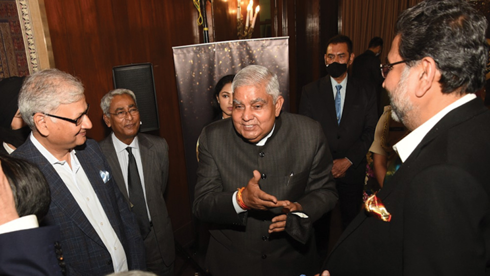 কলকাতার স্বনামধন্য শিল্পপতি থেকে শুরু করে তারকাদের সঙ্গে আড্ডায় রাজ্যপাল।