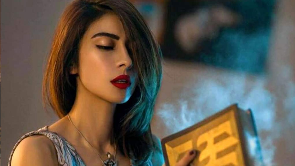 ২০১৮ সালের ১৯ এপ্রিল প্রথম তাঁর বিরুদ্ধে যৌন নির্যাতনের অভিযোগ আনেন পাক গায়িকা মিশা সফি।