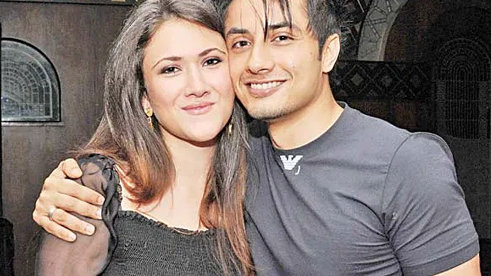 টুইটারে পোস্ট করে এই অভিযোগ করে মিশা লেখেন, ‘আমি জানি আমি একা নই’। এর পরই প্রশ্ন ওঠে, তা হলে কি মিশার মতো আরও অনেকের সঙ্গে এমন করেছেন আলি!