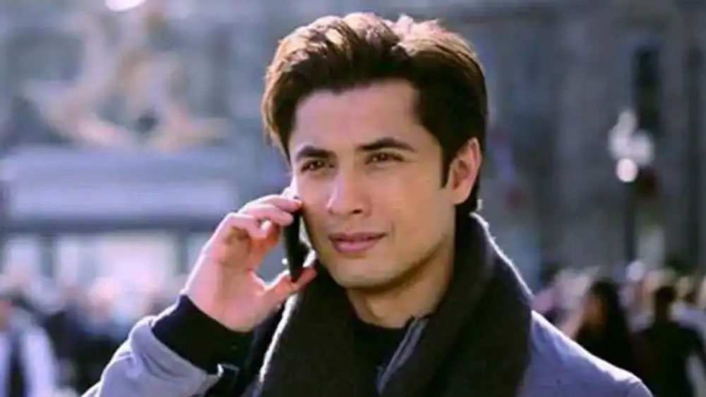 মিশাকে সমর্থন করে অনেকেই আলির বিরুদ্ধে গর্জে ওঠেন টুইটারে। মিশার সমর্থনে প্রথম মুখ খুলেছিলেন ওসমান খালিদ বাট।