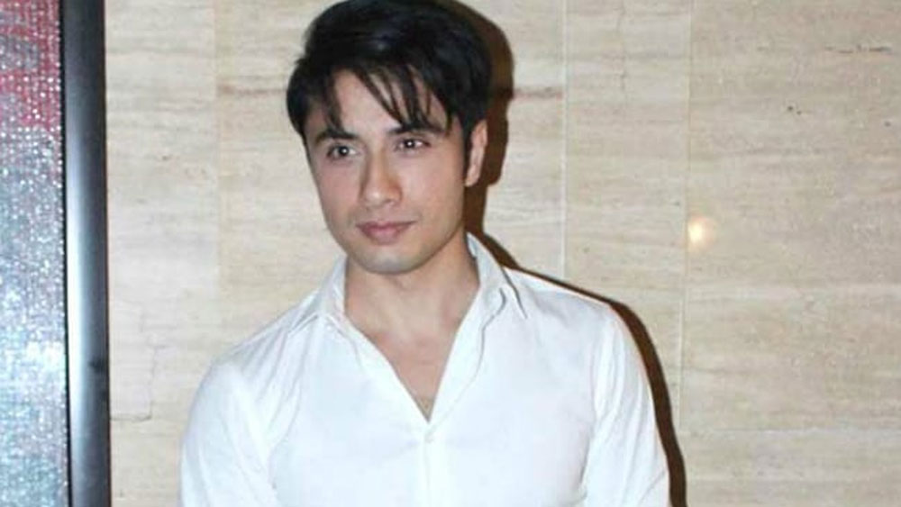 এখনও পর্যন্ত সব মিলিয়ে মোট ৯ জন মহিলা আলির বিরুদ্ধে যৌন হেনস্থার অভিযোগ এনেছেন। এই তালিকার শেষ সংযোজন পাকিস্তানি মেকআপ শিল্পী লীলা ঘানি।