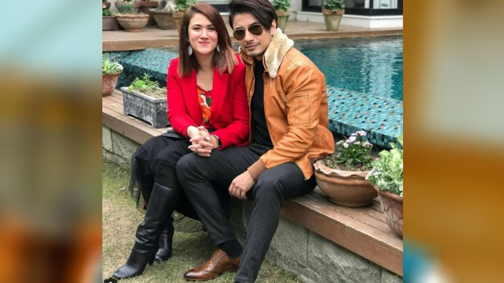 ২০০৯ সালে দীর্ঘ দিনের পরিচিত আয়েশাকে বিয়ে করেন আলি। লাহৌরে তাঁদের বিয়ের অনুষ্ঠান হয়। তাঁদের দুই ছেলেমেয়ে।