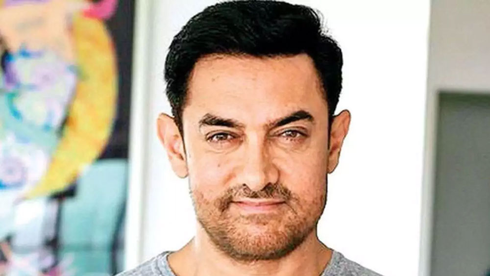 আলির স্ত্রী আয়েশা হলেন বলি সুপারস্টার আমির খানের তুতো বোন। সেই সূত্রে আলি এবং আমির একে অপরের ভায়রাভাই।