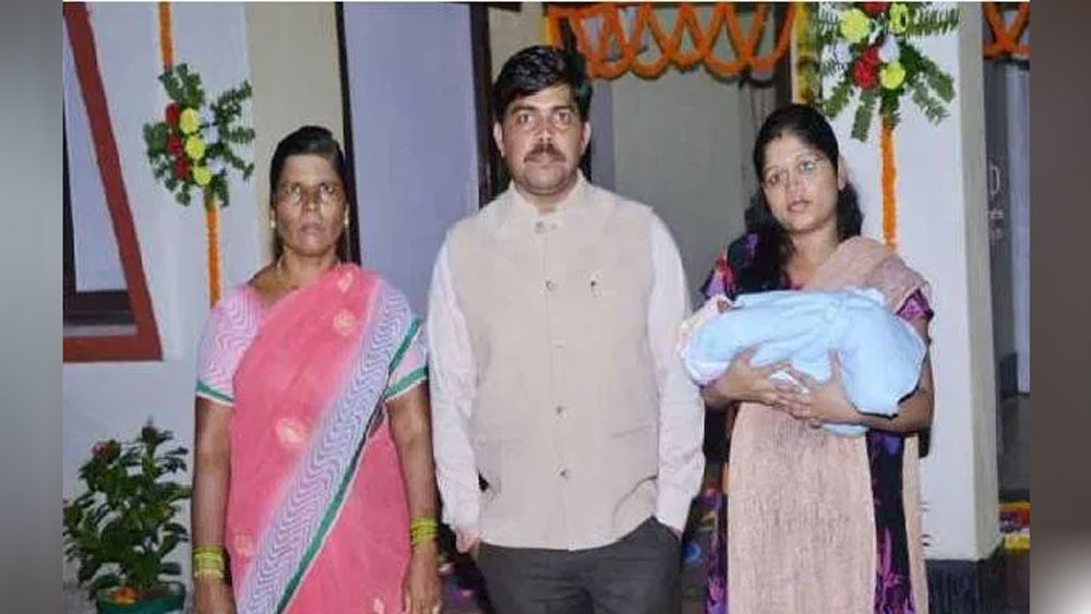 একটি পা পোলিয়োয় আক্রান্ত। সেই নিয়েই মায়ের হাত ধরে গ্রামে গ্রামে চুড়ি ফেরি করে বেড়াতেন তিনি। বিশেষ চাহিদা সম্পন্ন সেই ফেরিওয়ালাই হয়ে উঠলেন আইএএস অফিসার।