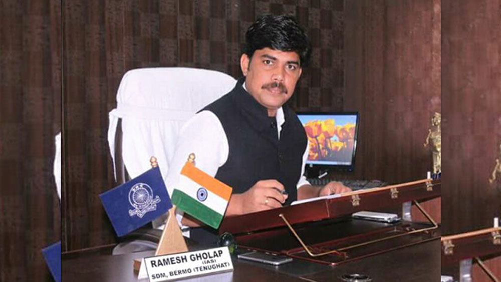 ২০১২ ব্যাচের আইএএস অফিসার রমেশ ঘোলাপ। এখন ঝাড়খণ্ডের এনার্জি ডিপার্টমেন্ট-এ জয়েন্ট সেক্রেটারি হিসাবে কর্মরত তিনি।