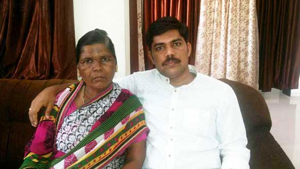 রমেশের বাবা ছিলেন গোরাখ ঘোলাপ। তিনি একটি সাইকেল মেরামতির দোকান চালাতেন। যা উপার্জন হত তা দিয়ে ৪ জনের পরিবারে কোনও মতে খাবার জুটে যেত।