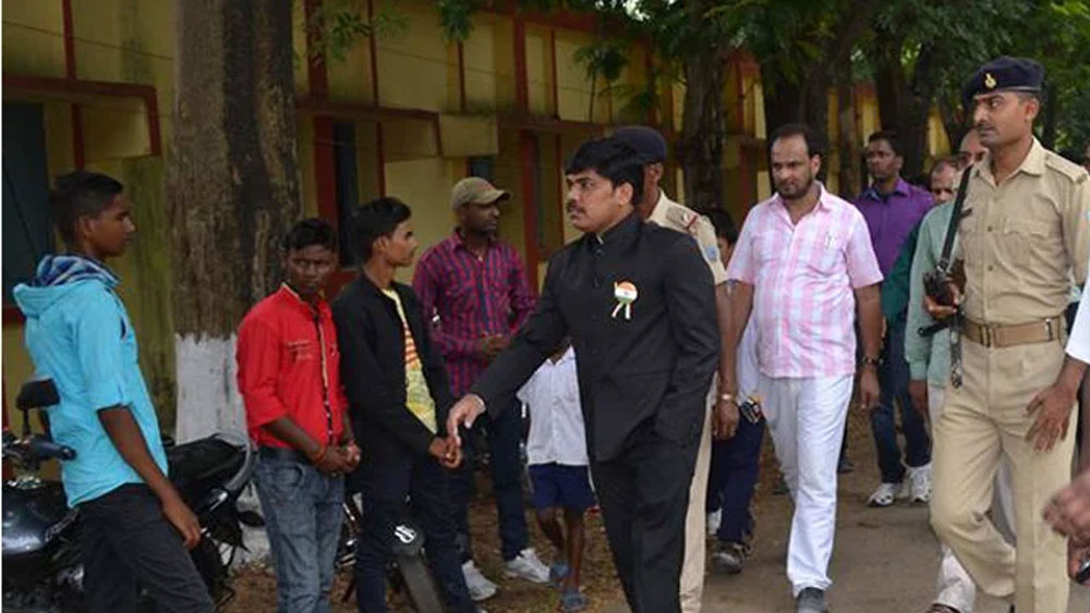 কিন্তু পরিবারে ঝড় নেমে আসে বাবার মৃত্যুর পর। রমেশ তখন স্কুলে পড়তেন। বাবা অত্যধিক মদ্যপান করতেন। সেই থেকেই অসুস্থ হয়ে মৃত্যু হয় তাঁর।