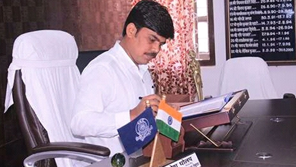 বাধ্য হয়ে মায়ের হাত ধরে সেই থেকেই চুড়ি বিক্রি করতে শুরু করেন রমেশ। রোজ মায়ের সঙ্গে চুড়ির বোঝা নিয়ে বেরিয়ে পড়তেন। আশেপাশের গ্রামে দিনভর ঘুরে সেগুলো বেচতেন। সারা দিন হাঁটাও সমস্যার ছিল তাঁর কাছে।