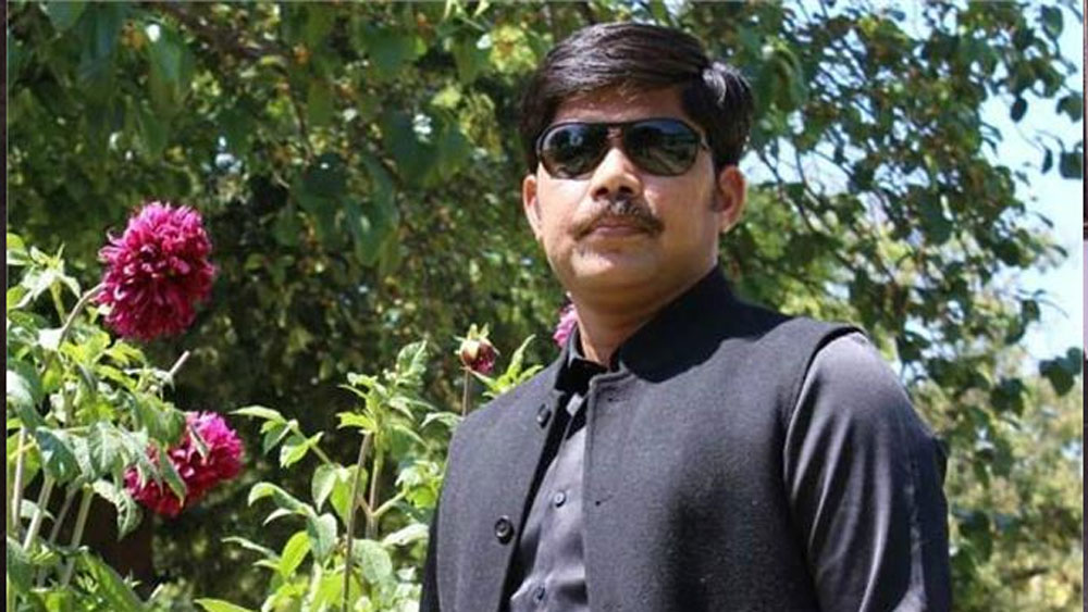 কারণ রমেশের বাঁ পা পোলিয়োয় আক্রান্ত ছিল। বাঁ পায়ে খুব বেশি ভর দিতে পারতেন না তিনি। তা সত্ত্বেও রোজ মায়ের সঙ্গে চুড়ি বেচতে যেতেন।