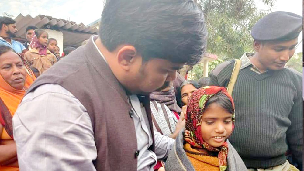 মহারাষ্ট্রের সোলাপুর জেলার মহাগাঁওয়ে থাকত রমেশের পরিবার। সেখানে একটাই প্রাইমারি স্কুল ছিল। মাকে সাহায্য করার পাশাপাশি স্কুলের পড়াশোনাও চালিয়ে গিয়েছেন তিনি।