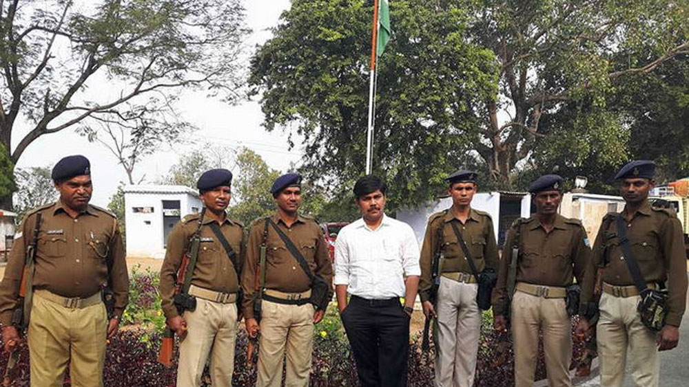 ২০০৯ সালে তিনি একটি ওপেন ইউনিভার্সিটি থেকে কলাবিদ্যায় স্নাতক হন। তার পর একটি স্কুলে শিক্ষকতা শুরু করেন।
