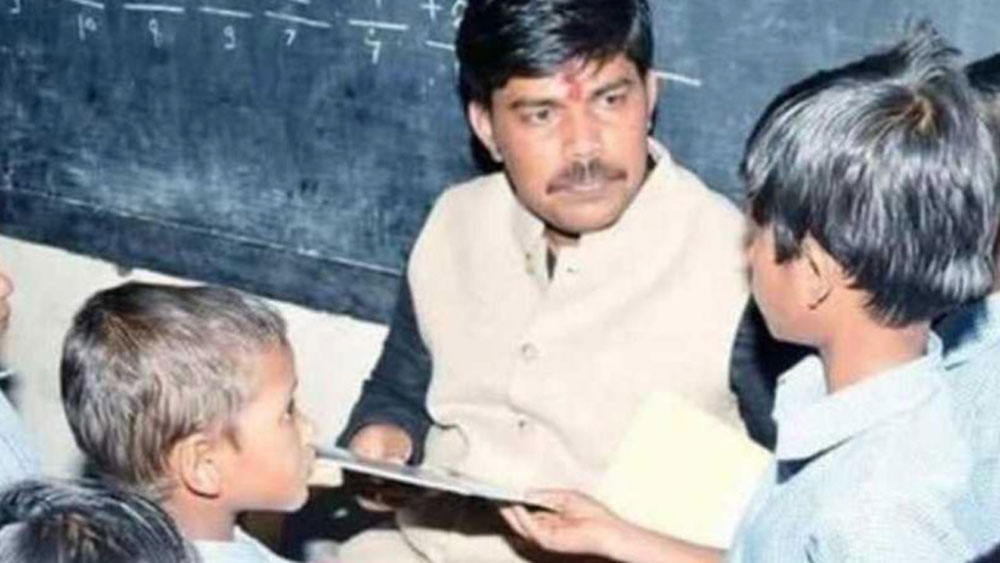 কিন্তু এই কঠিন পড়াশোনার জন্য অনেকটা সময়ের প্রয়োজন ছিল। চাকরি করে প্রস্তুতি নিতে পারছিলেন না তিনি।