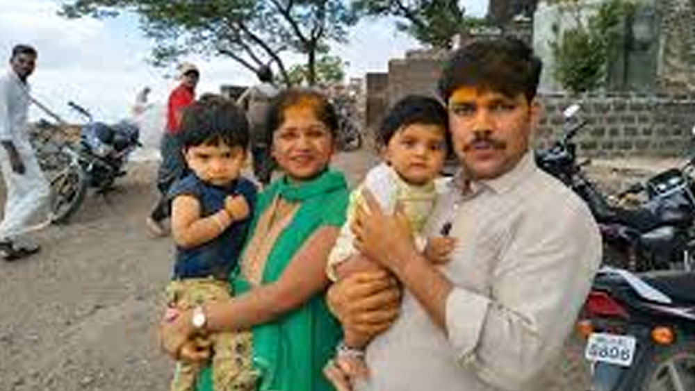 তাঁর মা স্বনির্ভর প্রকল্পের আওতায় ব্যবসার জন্য ঋণ নেন। এর পরই চাকরি ছেড়ে পুণে গিয়ে নিজেকে পুরোপুরি ইউপিএসসি-র পড়াশোনায় নিমজ্জিত করে দেন রমেশ।