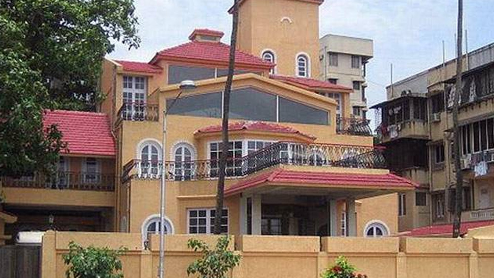 সে সময় এক বার মুম্বইয়ে তিনি রাজেশ খন্নার বাংলো ‘আশীর্বাদ’-এ গিয়েছিলেন এসি মেশিন সারাতে। সে দিনের অভিজ্ঞতার কথা পরে এক সাক্ষাৎকারে নাসিরুদ্দিন শাহকে বলেছিলেন ইরফান।