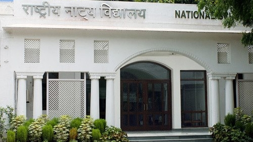 এর পর তাঁর জীবনের মোড় ঘুরে যায়। শত প্রতিকূলতা সত্ত্বেও তিনি ন্যাশনাল স্কুল অব ড্রামায় ভর্তি হন।