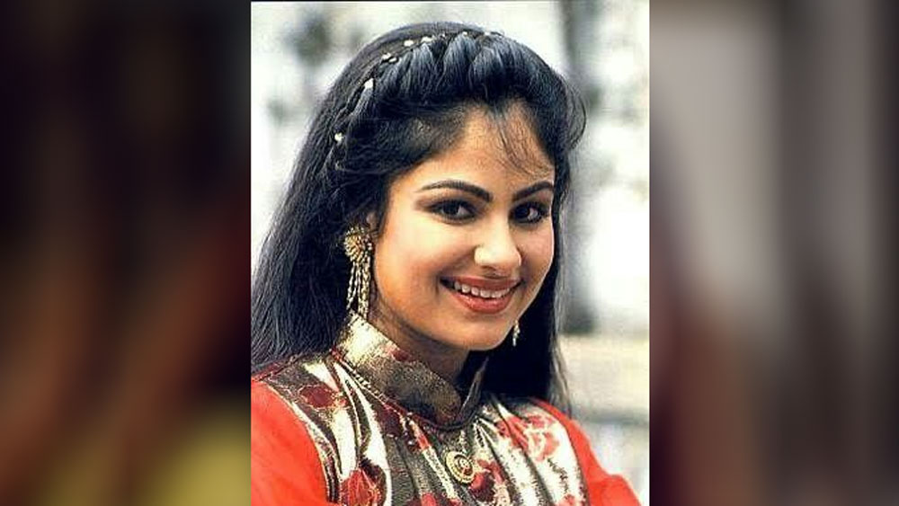 ভারতীয় সেনাবাহিনীর উইং কম্যান্ডার ইন্দ্রকুমার জুলকার মেয়ে আয়শার জন্ম শ্রীনগরে, ১৯৭২ সালে। বলিউডে আত্মপ্রকাশের পর খুব কম সময়ের মধ্যেই মন জয় করে নিয়েছিলেন তিনি।