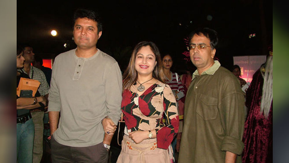 আয়শা মনে করেন, এই ব্যস্ততার মধ্যে তিনি সন্তানকে ঠিকমতো সময় দিতে পারবেন না। আবার নিজের কাজ নিয়ে, নিজের কেরিয়ার নিয়ে এতটাই খুশি যে তারও কোনওরকম হেরফের হোক চান না তিনি।