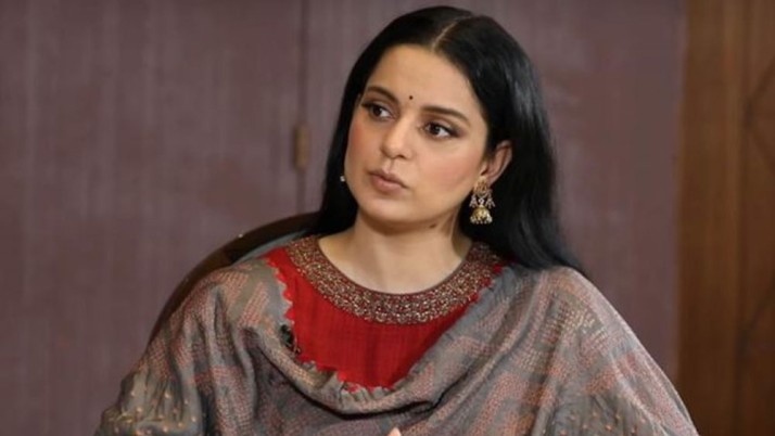 আশিসের অভিযোগ, যে কঙ্গনা সব সময় অন্যদের অধিকার নিয়ে প্রতিবাদে মুখর হন, তিনি নিজেই এ বার অন্যের অধিকার হরণ করছেন। কারণ কাহিনিকার হিসেবে আশিসের উল্লেখ করা হয়নি। তাঁর সঙ্গে কথা বলে নেওয়া হয়নি অনুমতিও।